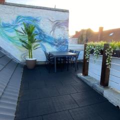 THE ROOFTOP - a trendy new apartment with airconditioning, large terrace & free parking