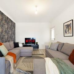 Modern Wembley Abode - Parking - Garden - Sleeps 14
