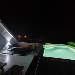 Modern penthouse Ivan with rooftop swimming pool and jacuzzi