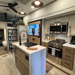 Spacious Four room glamping Rv with Tiki bar including golf cart