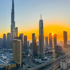 Burj Khalifa View, Luxury Two-Bedroom Residence, PlayStation 5, Swimming Pool and Fitness Center