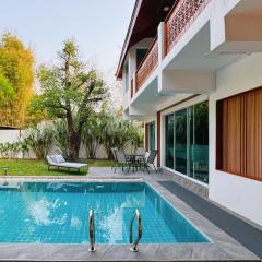 提供免费汽车使用的含泳池被墅房间