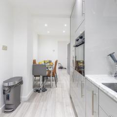 Newly Refurbed, Driveway, 4-BR House, Ensuite