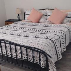 Themed kid bedrooms, 17 miles to Disney and Legoland, private pool, kitchen, wifi, washer, dryer