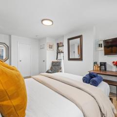 Times Square Studio near Restaurants & Shopping