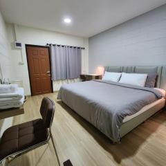 78'sHometel Pattaya 102 SuperKing size Bed