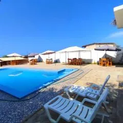 CASA de PLAYA con PISCINA FRENTE al MAR