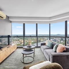 Altitude Suite 2BR - Stunning Views, Pool & Parking