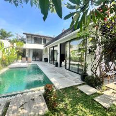 Tropical Pool Vasana Villa, Modern Villa in Umalas - Enclosed Living & Office