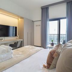 Welhome - Chic Studio with Balcony & City Views in Dubai