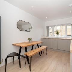 Modern 6 Bed House Close to Uni and Shops Sleeps 6