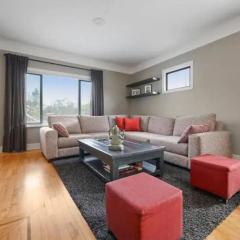 Lovely 2 Bedroom Kits Home - Walk to the Beach