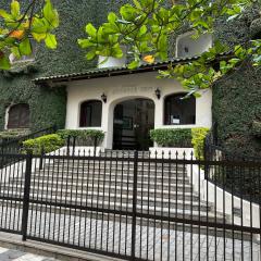 Cobertura com jacuzzi na enseada