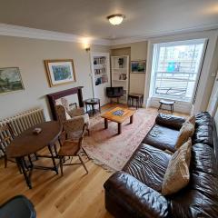 Cosy Riverside Apartment with free parking