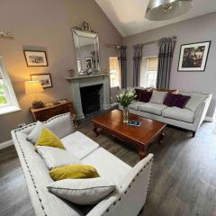 Cottage on the river Ayr with Hot Tub