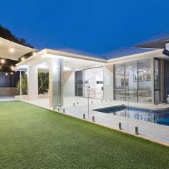 MiaMia Ultra Modern Home with Pool and Courtyard