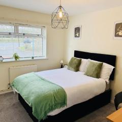 Professional 4BR House - Lace Market, Uni, QMC, City Centre & M1 - Sleeps 8