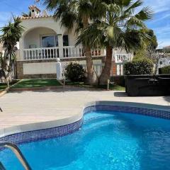 Villa avec piscine et jacuzzi