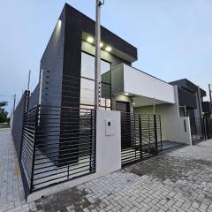 Casa Nova com 3 quartos / Churrasqueira / Banheira prox Cataratas