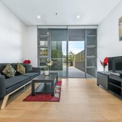 Ashfield 1BRStudy Room Huge Balcony Sleeps 4