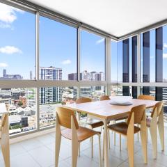 Elegant 2-Bed with Rooftop Dining & Fabulous Views
