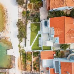 Villa NOVA LUX, new-build beachfront