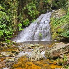 Chalé da Cachoeira - Cachoeira particular dentro da hospedagem