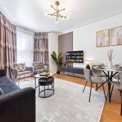 North London 4-Bed House, Garden, Shops & Tube Nearby