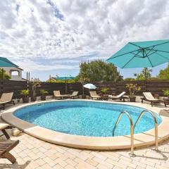 Cozy flat with balcony, pool access and full amenities