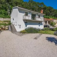 Villa Dorijana, a beachfront holiday home, pets welcome!