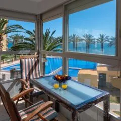 Apartamento Familiar, Terraza con vistas al mar, piscina, pistas de tenis, WiFi y en primera línea de playa