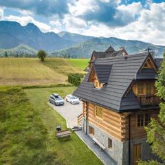 Góralskie Bacówki z widokiem na Giewont