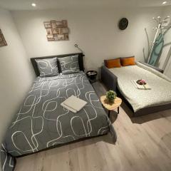 'StudioCDG fr' Jardin, Studio proche near CDG Roissy airport, Parc Expositions, Stade de France, Arena, Disney, Asterix