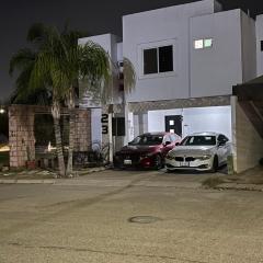 Casa completa y equipada 4 habitaciones 6 camas asador y juguetes para niños A 10 minutos de parques industriales, clínicas 71 y 16 del IMSS y del ISSSTE juegos Arcade