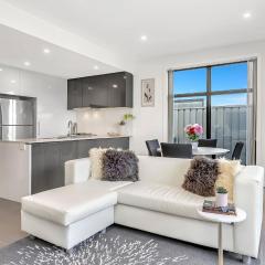 Luxurious Living in St Clair with Spa and Balcony