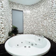 LetuB02 Large Bathtub Business Couple Suite Family Travel Area 1 Adjacent