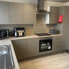 1 Bed Flat with King or Twin Beds, Sofa Bed, Work space, Dining and SMART TV with Free Wifi Throughout!