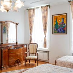 Royal Meeting Point Apartment Family and Group friendly up to 8 persons