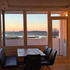 Moderne Wohnung mit Sonnenuntergang über dem Meer