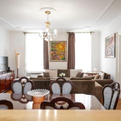 Royal Meeting Point - Heart of Sarajevo Free Parking