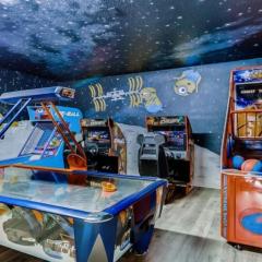 Lakefront 6BR Resort Pool Home Near Disney World