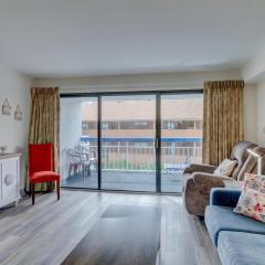 Condo with Pool Views and Amenities