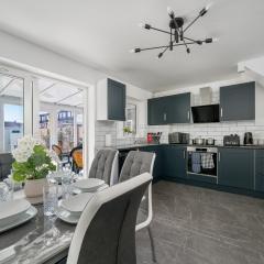 5 Bedrooms Homely House with Garden-Sleeps 11 Comfortably on 5 Double Beds, 1 Single Bed, Onsite Private Parking,Business Travellers, Contractors, & Holiday-Goers, Family Groups, Near Westfield Stratford,Excel Centre,O2 Arena,Elizabeth Line,Central London