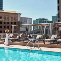 Beautiful 3 Bedroom High Rise with Pool, Hot Tub and Rooftop Views