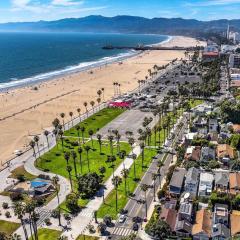 Stylish 2BDR & 2BTH - 15 mins walk to the beach!