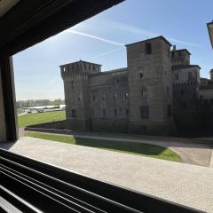 Castle Charm Apartment, MantegnaHotels