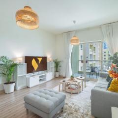 Vogue Modern One-Bedroom Apartment in The Greens by Emaar with balcony