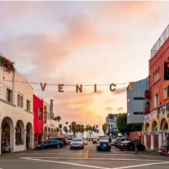 Hosp Walk to Santa Monica Beach Pier