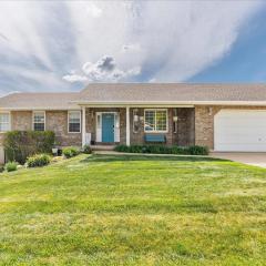 Cozy 2BR with Hot Tub and Fully Fenced Backyard