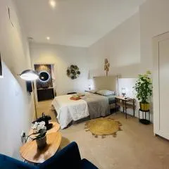 Hotel con entrada independiente a pocos pasos de la Ciudad de las Artes y las Ciencias y el Oceanogràfic A solo 1 minuto caminando del Jardín del Turia